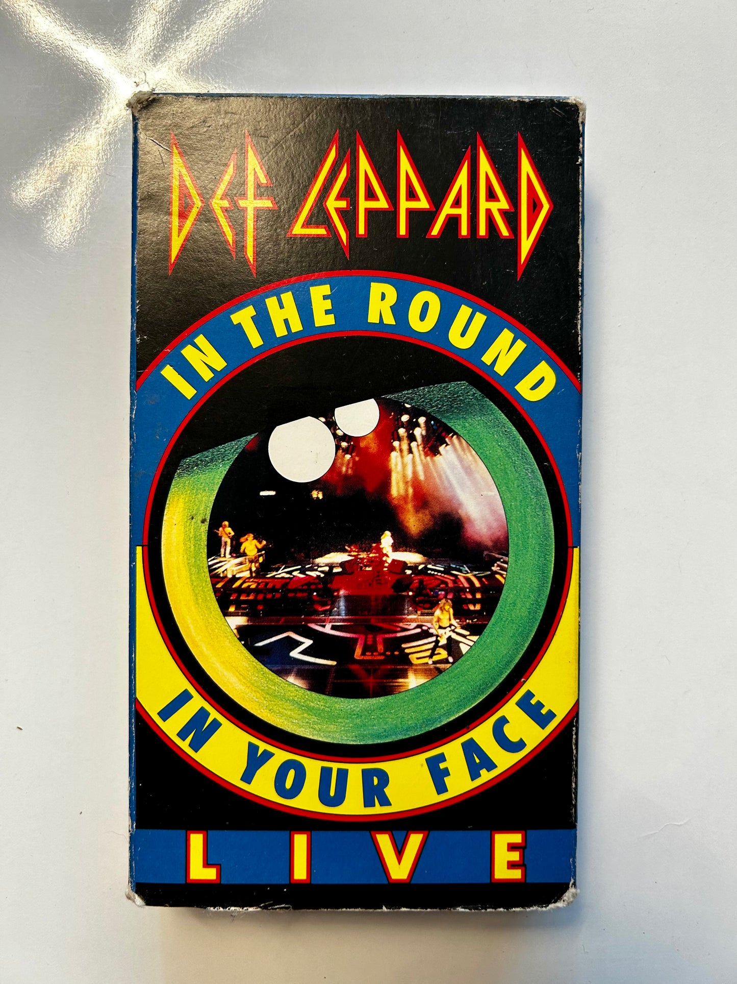 Def Leppard, Live in the round
